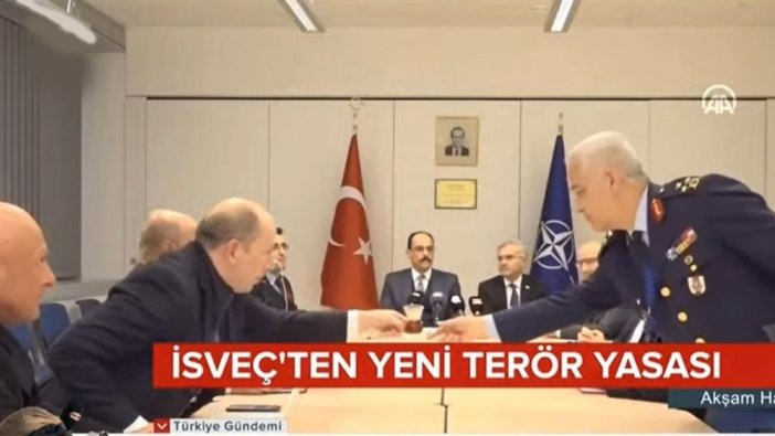 NATO toplantısında tartışma yaratan görüntüler: Tümgeneral boş bardakları topladı!