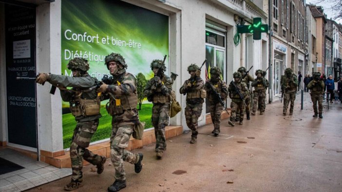 Mermiler havada uçuştu: Siviller hiç oralı olmadı! Şehrin göbeğinde askeri tatbikat
