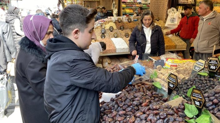 Ramazan öncesi Eminönü'nde yoğunluk: Fiyatlar nasıl?