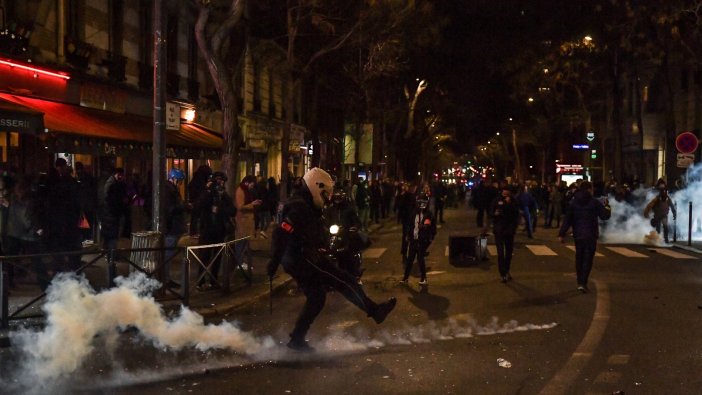 Fransa'yı karıştıran emeklilik reformunda nihai karar verildi