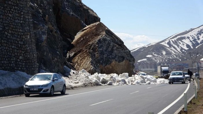 Yola dev kaya düştü: Faciadan dönüldü