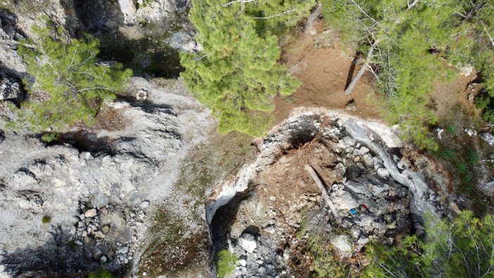 Hatay’da depremin izleri: Yüzey kırıldı, çöktü!