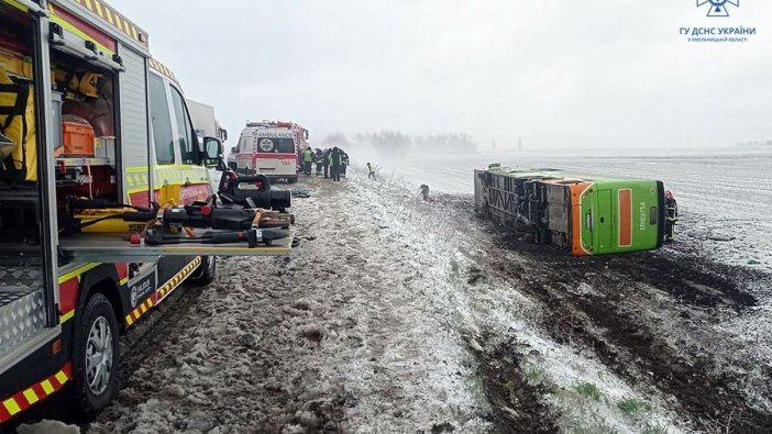 Yolcu otobüsü devrildi: 18 yaralı