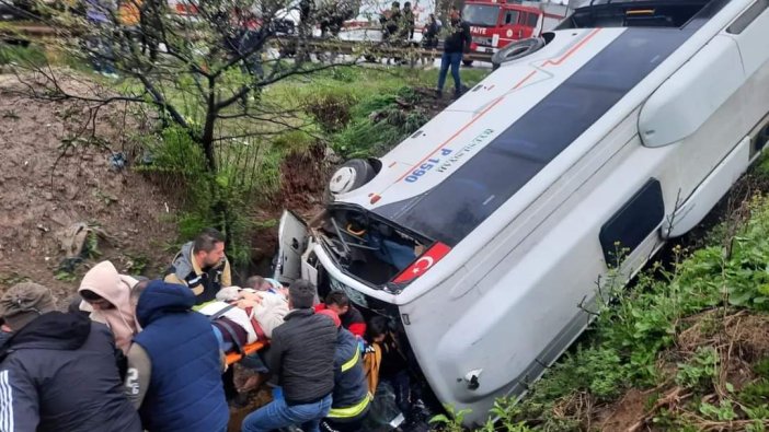 Kocaeli'de servis midibüsü devrildi: Çok sayıda yaralı var!