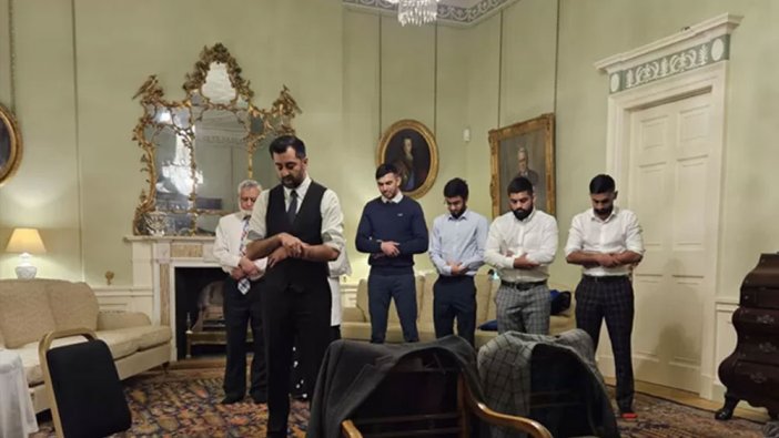 Tarihte bir ilk! Başbakanlık konutunda namaz kıldılar