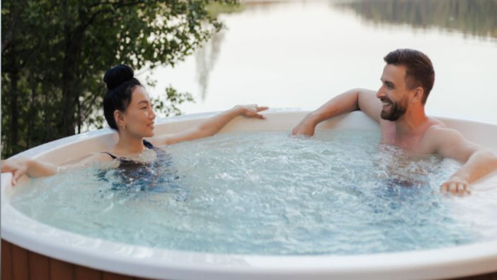 Jakuzide dinlenirken dağ aslanının saldırısına uğradı