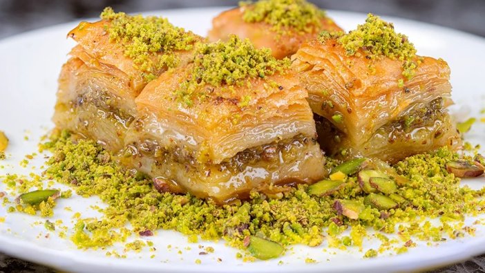 Yüzde 60’lık zam sonrası fiyatlar uçtu: Bir dilim baklava kaç lira?