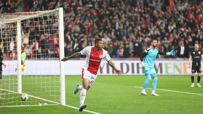 Samsunspor'u kırmızı kart durduramadı: Süper Lig yolunda zirvede tek başına