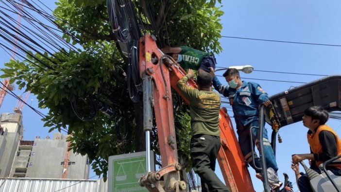 Piyangodan ikramiye kazanınca elektrik tellerinin üzerinde uyuyakaldı