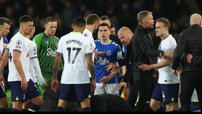 Kartlar bol keseden dağıtıldı, Everton beraberliği son anda kopardı