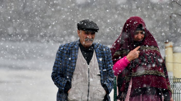 İkisi bir arada: Hem kar hem dolu yağdı!