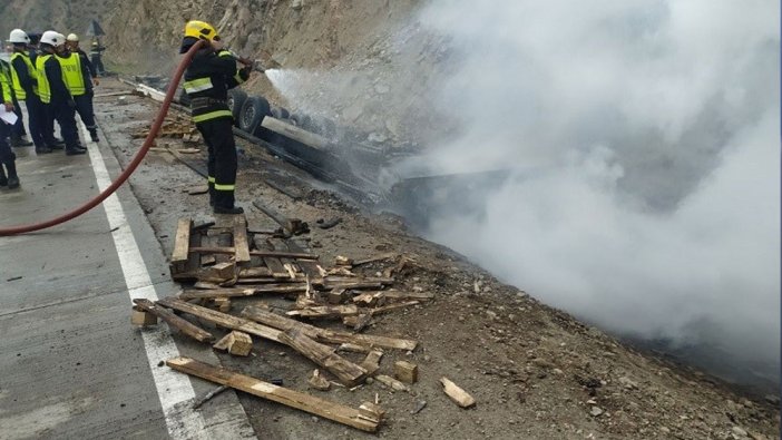 Boya malzemeleri taşıyan tır devrilerek alev aldı: 1 ölü, 6 yaralı