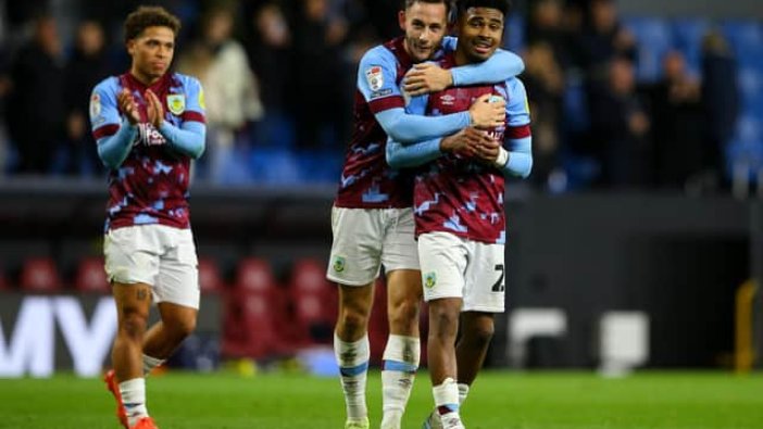 Burnley, İngiltere Premier Lig'e yükselmeyi garantiledi