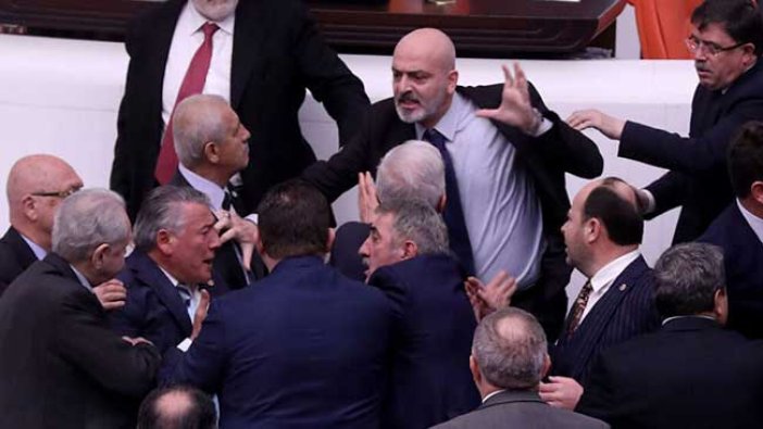 Yumrukçu vekil adaya veda etti