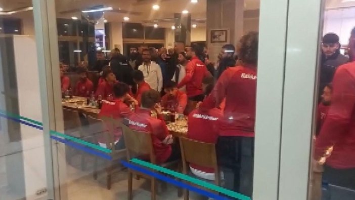 Deplasman dönüşü Balıkesirsporlu oyunculara taraftar vandallığı: Balıkesirliler kendi takımlarına saldırdı