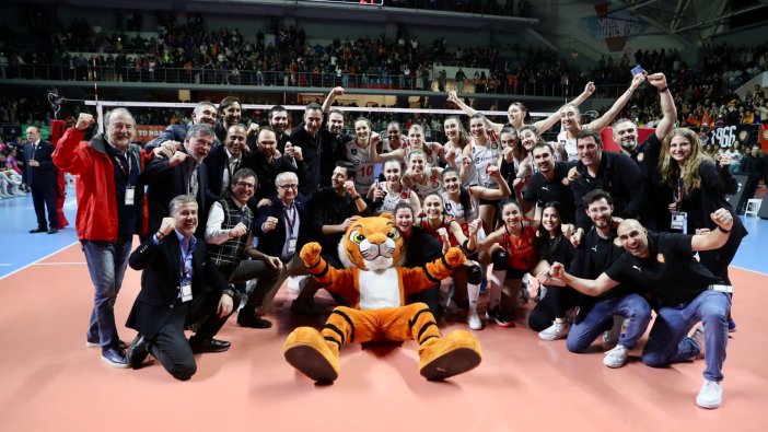 CEV Şampiyonlar Ligi'nde Türk finali: Eczacıbaşı İtalyan rakibini 3-0 ile geçti