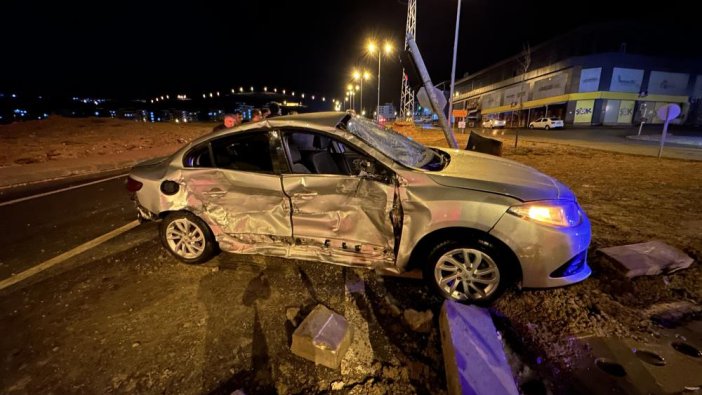 Elazığ'da TIR'la otomobil çarpıştı: 3 yaralı