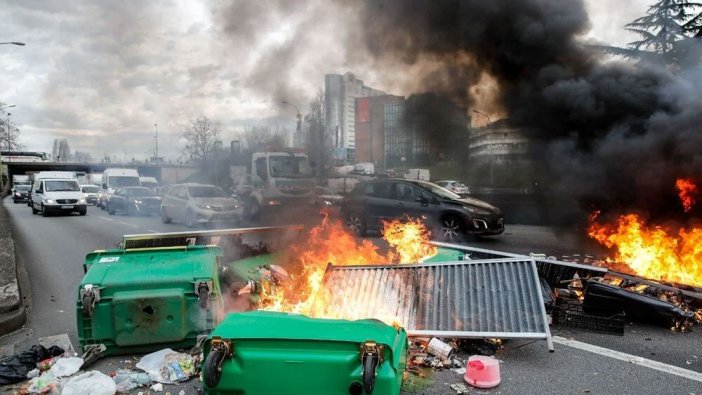 Fransa'da kriz çıkaran emeklilik reformu onaylandı: Emeklilik yaşı 64'e çıktı