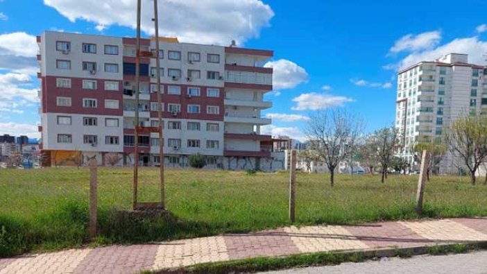 Bu boş arazide kaç kişinin yaşadığını tahmin edemezsiniz! YSK’ya itiraz edildi kabul edilmedi… Arsa sahibinin bile haberi yok.