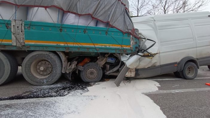 Kamyonet TIR'a çarptı: 2 ölü