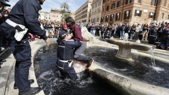Avustralya'da kömür yüklü treni durduran iklim aktivistleri gözaltına alındı