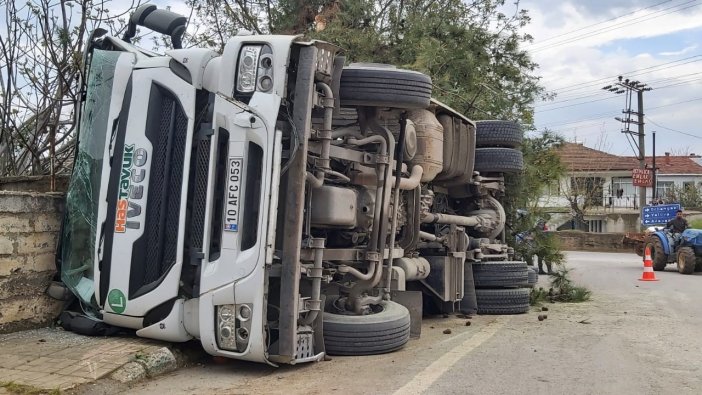 Bursa'da tırın devrilme anı kamerada!