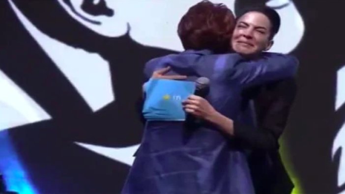 Dilara Gönder, Akşener'e sarılıp ağladı