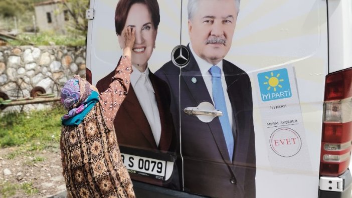 Akşener’i görünce dayanamadı: Fotoğrafını okşadı!