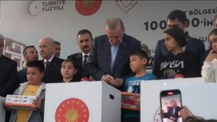 Çocuklara 200 lira dağıtınca parası azalan Erdoğan ne tavsiye verdi