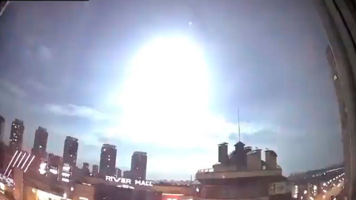 Kiev’de gökyüzünde gizemli bir ışık belirdi: Kentte savaş sirenleri çaldı!