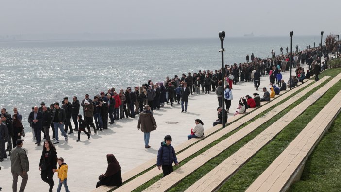 Ucuz kıyma, ekmek değil gemi kuyruğu: Görebilmek için saatlerce sıra beklediler