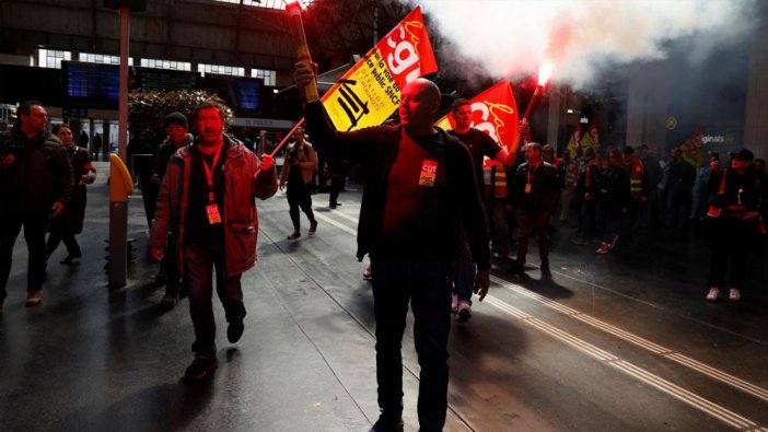 Fransa'da göstericiler tren garlarını bastı