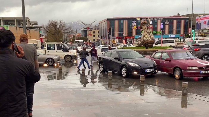 Kadın sürücüyü darp eden kişi linç edildi!