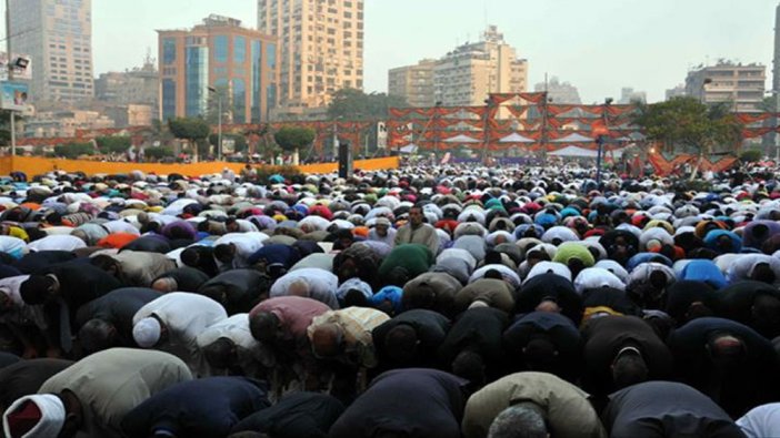 Yemen'de yüz binlerce kişi bayram namazını cami ve meydanlarda kıldı
