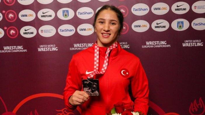 Zeynep Yetgil'den güreşte bronz madalya