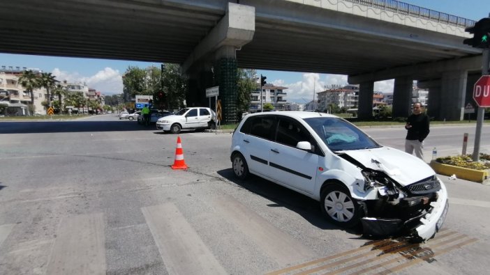 Manavgat'ta 2 otomobil çarpıştı:1 yaralı