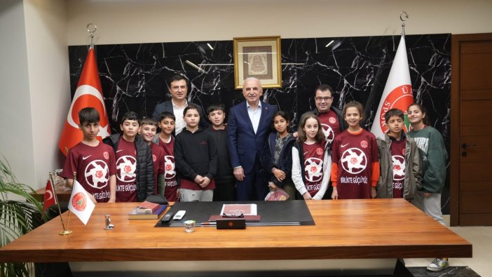 Depremzede çocuklara Ümraniyespor imzalı forma hediyesi