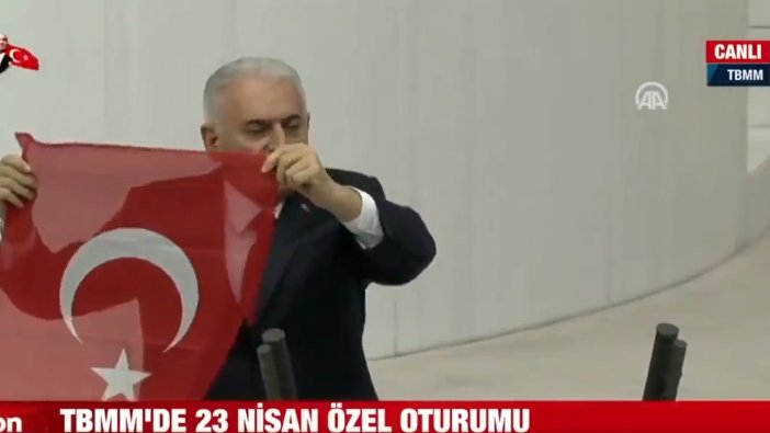 Böylesi görülmedi: Binali Yıldırım İstiklal Marşı'nı baktığı halde yanlış okudu