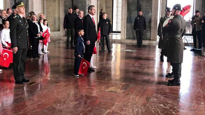 Milli Eğitim Bakanı Özer, çocuklarla birlikte Anıtkabir'de