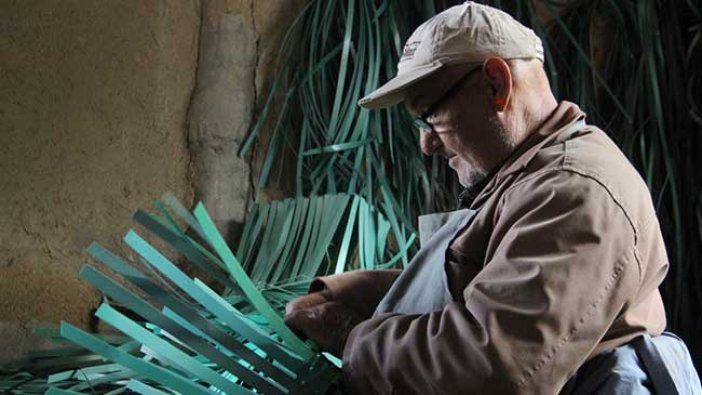 Felçli haliyle plastik atıklardan çanta yapıyor