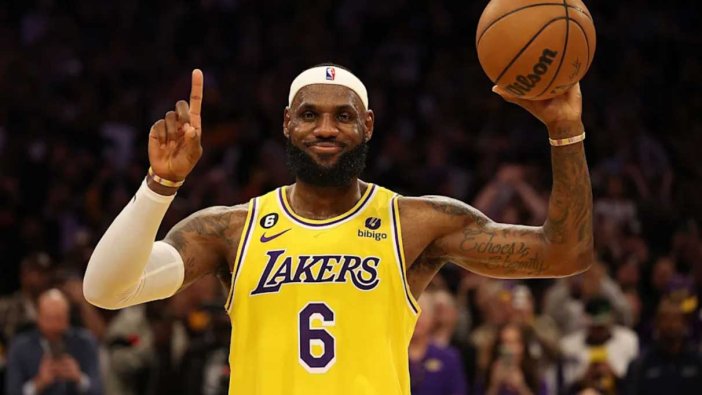 NBA tarihine geçti: Lebron James'ten yeni rekor