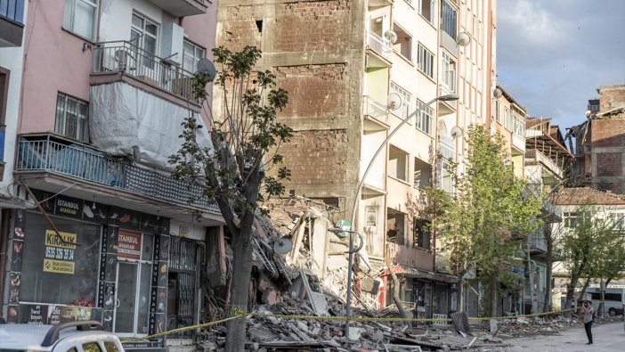 Malatya'da hasarlı bina çöktü: 4 kişi kurtarıldı