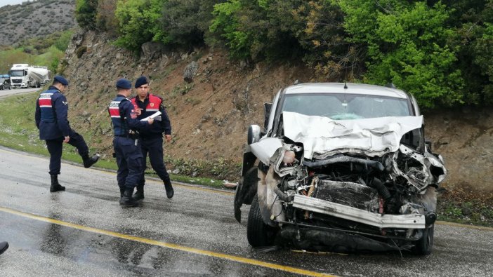 Tokat’ta hafif ticari araçla kamyon çarpıştı: 7 yaralı