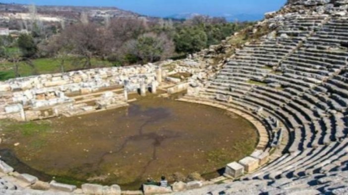 Antik tiyatronun sahnesi gün yüzüne çıkıyor