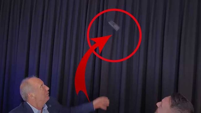 Muharrem İnce Memleket Partisi Genel Merkezi’nde telefonu neden tavana fırlattı