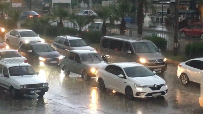 Mersin'de dolu ve sağanak zor anlar yaşattı