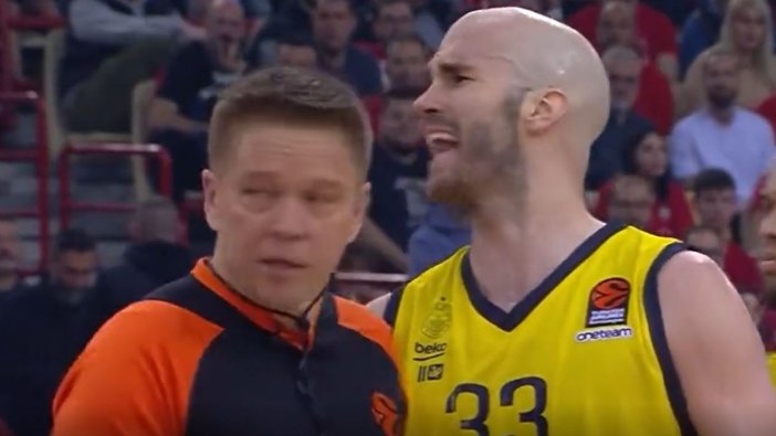 Fenerbahçeli Calathes ile Olympiakos taraftarı arasında küfürlü münakaşa: Polis devreye girdi, Pire alevlendi!