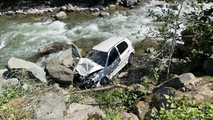 Rize'de facia: Dereye düşen araçtaki 4 kişi öldü, 1 kişi yaralandı