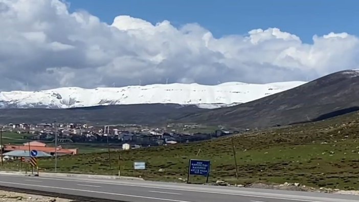 Karlıova’nın yüksek tepeleri beyaza büründü