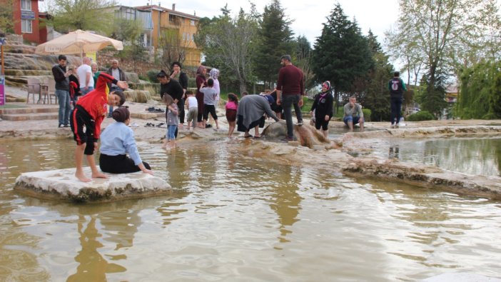 Şifalı kırmızı suya turist akını